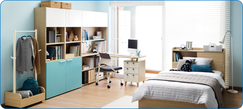 조이 원목 수납형 침대, 수납책장, 600자 책장, 조이 일자책상세트와 보조책상으로 꾸며진 블루 색상의 자녀방입니다.